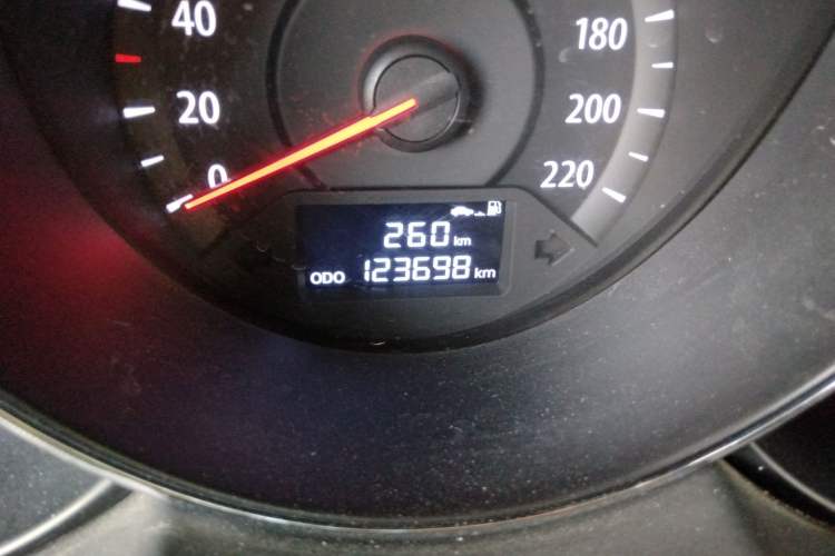 Used Kia Forte 2014 1.6L MT GLS Odometer Close Up