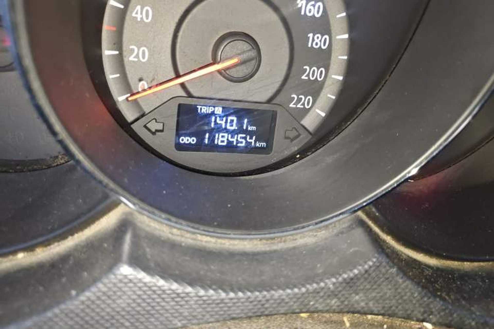 Used Kia Forte 2014 1.6L MT GLS Odometer Close Up