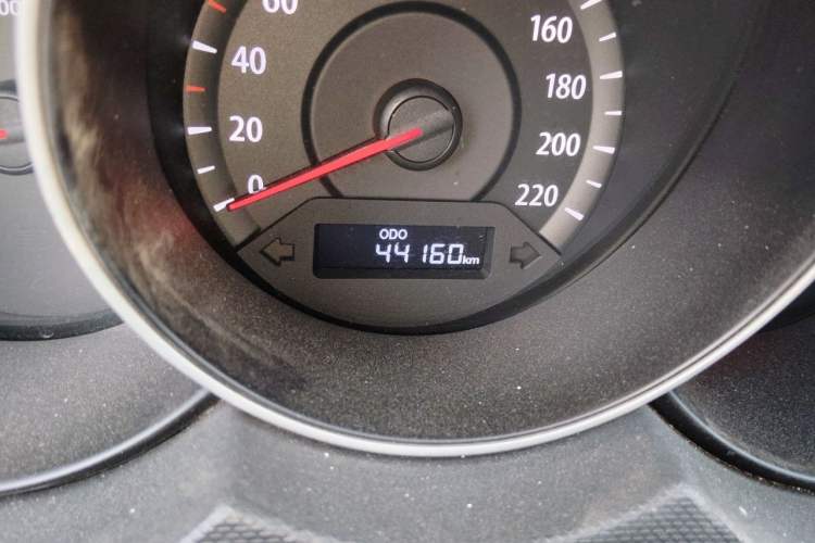 Used Kia Forte 2014 1.6L MT GL Odometer Close Up
