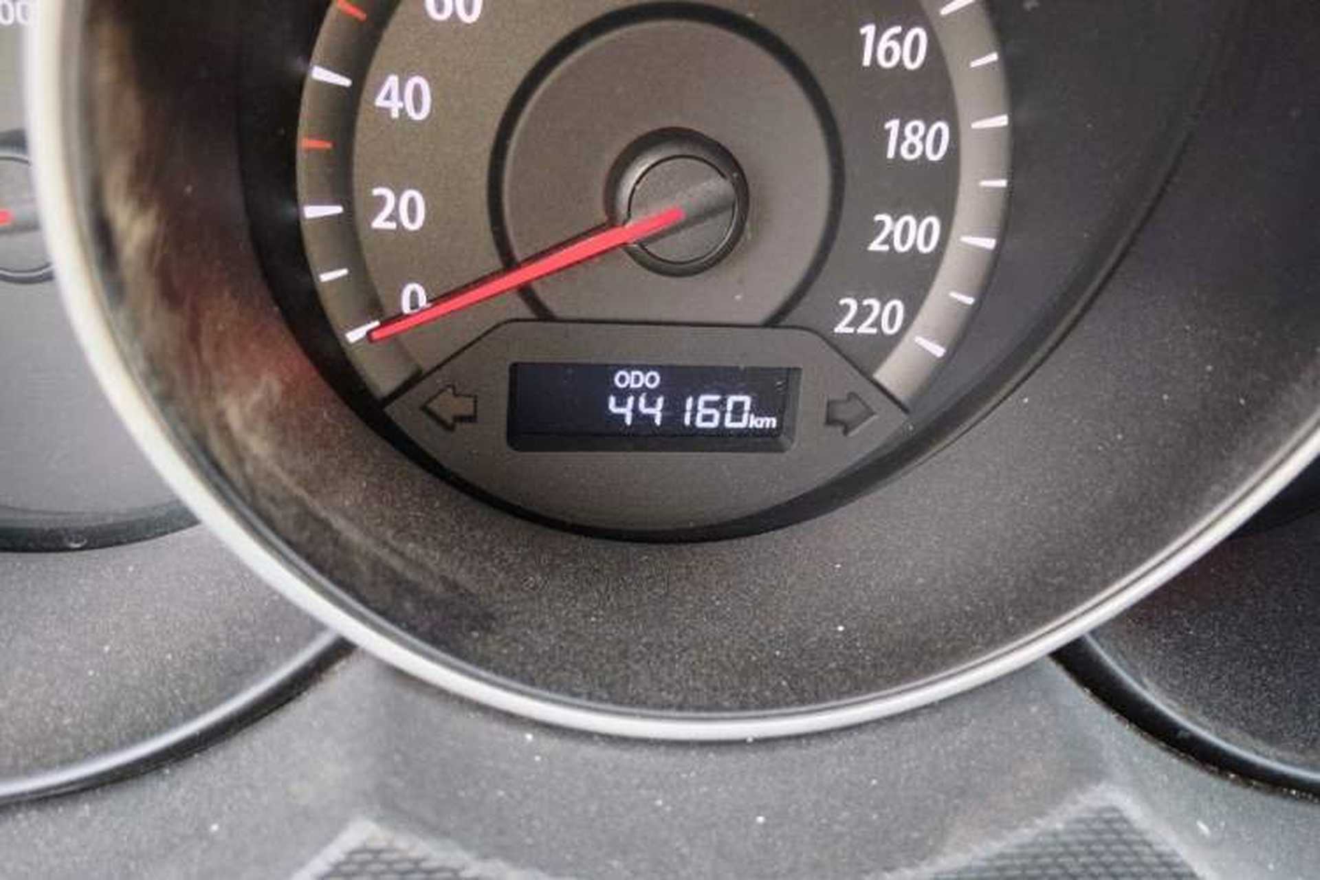 Used Kia Forte 2014 1.6L MT GL Odometer Close Up