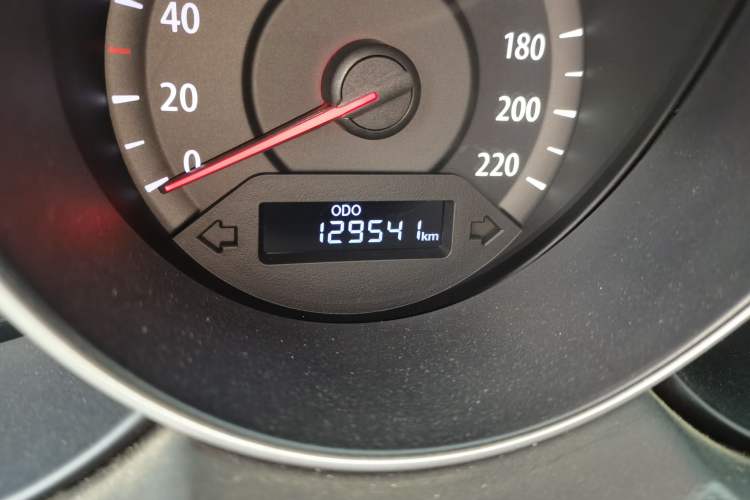 Used Kia Forte 2014 1.6L MT GL Odometer Close Up