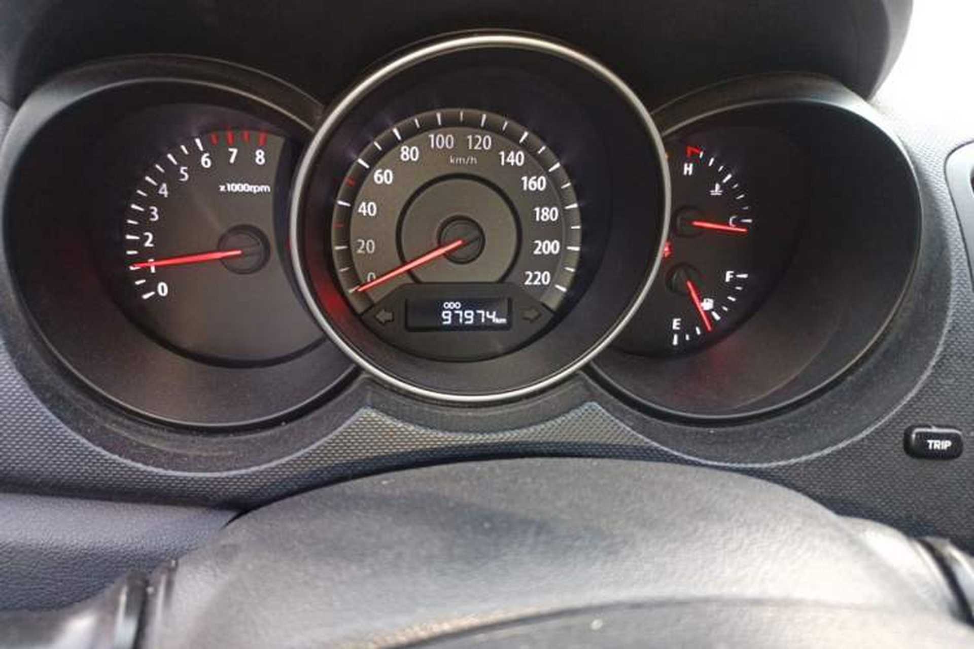 Used Kia Forte 2014 1.6L MT GL Odometer Close Up