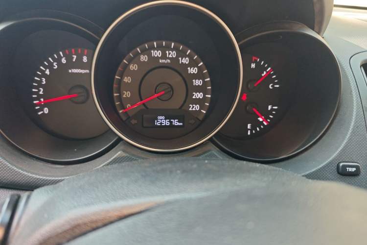 Used Kia Forte 2014 1.6L MT GL Odometer Close Up
