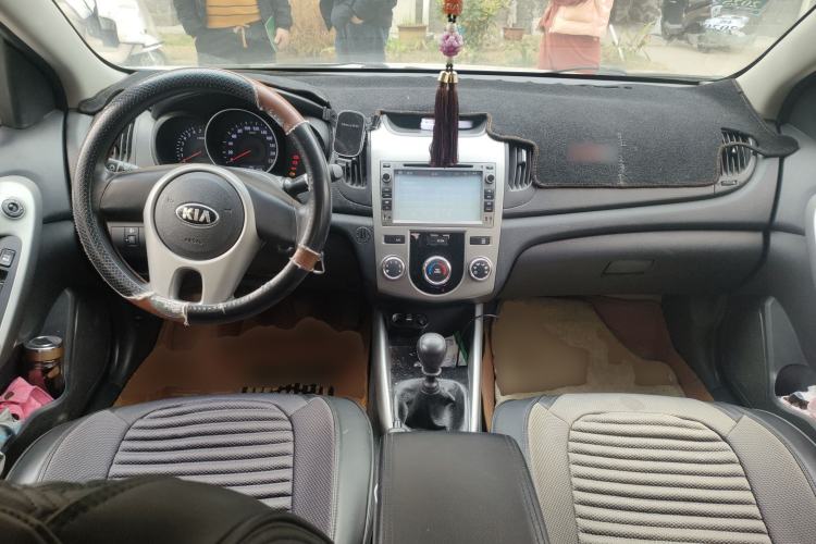 Used Kia Forte 2014 1.6L MT GL Center Console