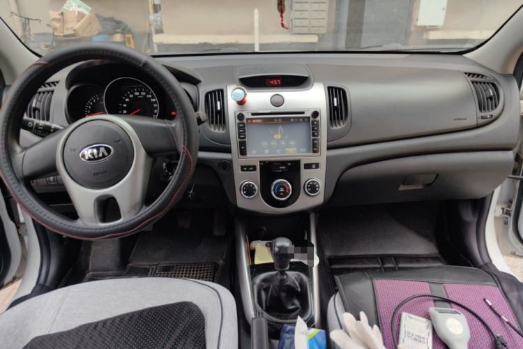 Used Kia Forte 2014 1.6L MT GL Center Console