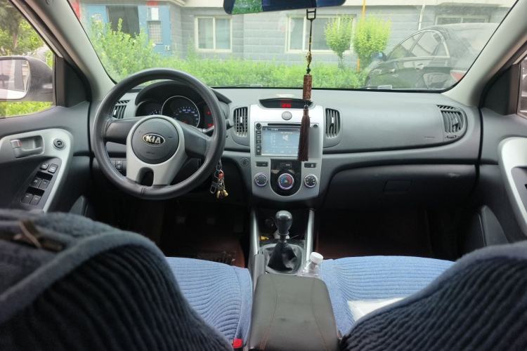 Used Kia Forte 2014 1.6L MT GL Center Console