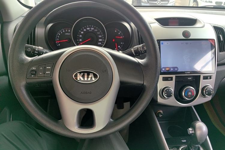 Used Kia Forte 2014 1.6L AT GL Center Console