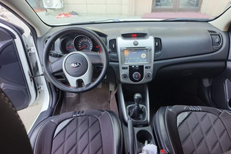 Used Kia Forte 2014 1.6L MT GL Center Console