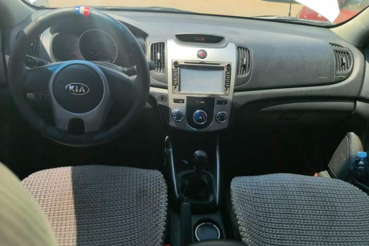 Used Kia Forte 2014 1.6L MT GL Center Console