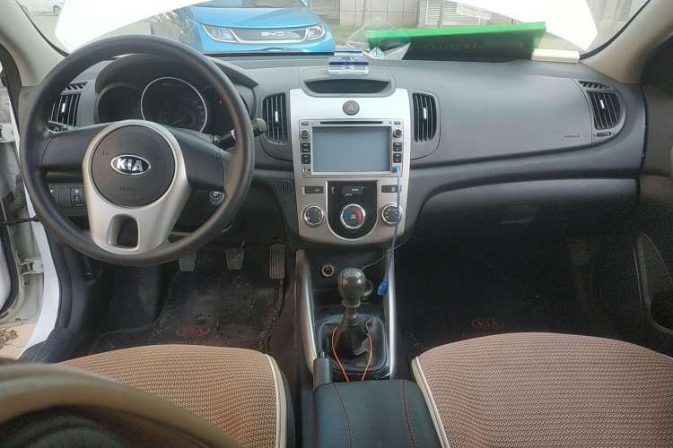 Used Kia Forte 2014 1.6L MT GL Center Console