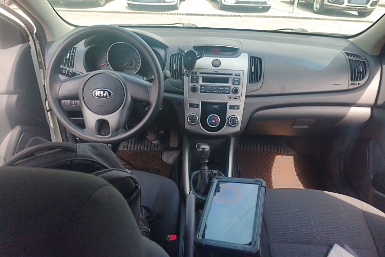 Used Kia Forte 2014 1.6L MT GL Center Console