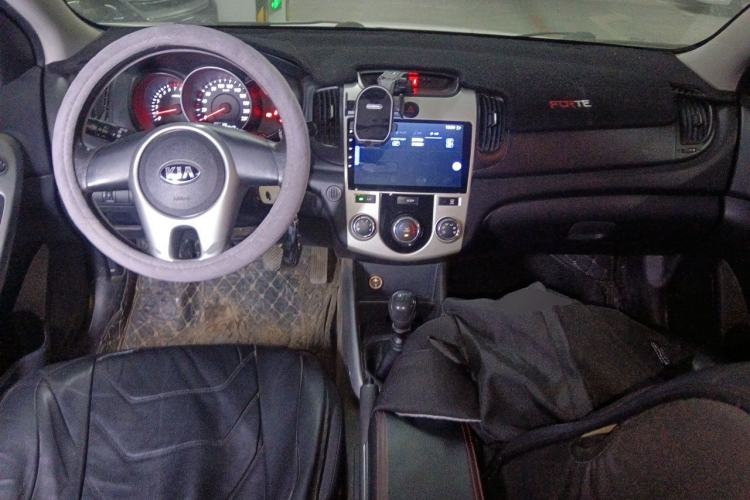 Used Kia Forte 2014 1.6L MT GL Center Console