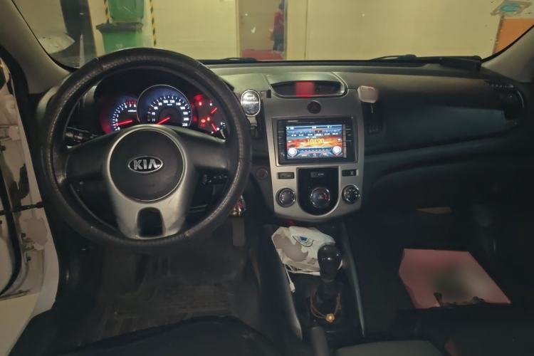 Used Kia Forte 2014 1.6L MT GL Center Console