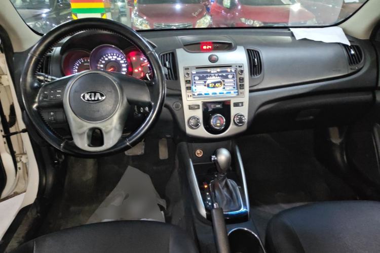 Used Kia Forte 2014 1.6L AT GLS Center Console
