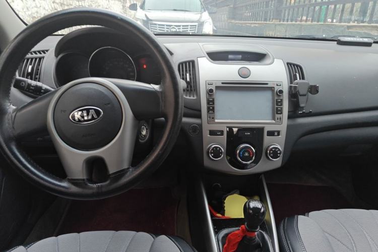 Used Kia Forte 2014 1.6L MT GLS Center Console