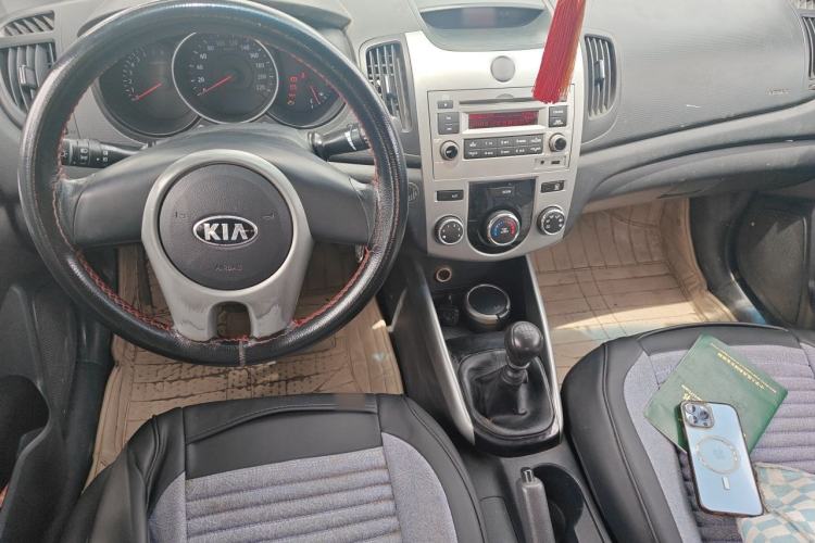 Used Kia Forte 2014 1.6L MT GL Center Console