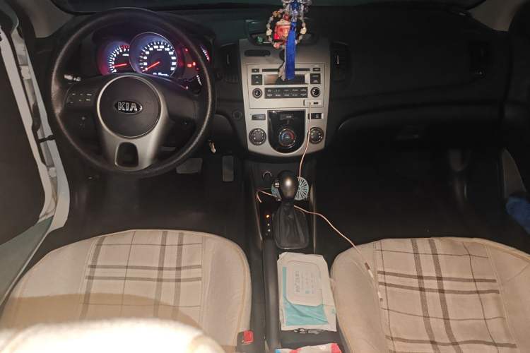 Used Kia Forte 2014 1.6L AT GL Center Console