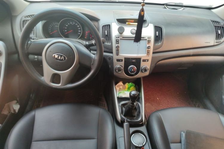 Used Kia Forte 2014 1.6L MT GL Center Console