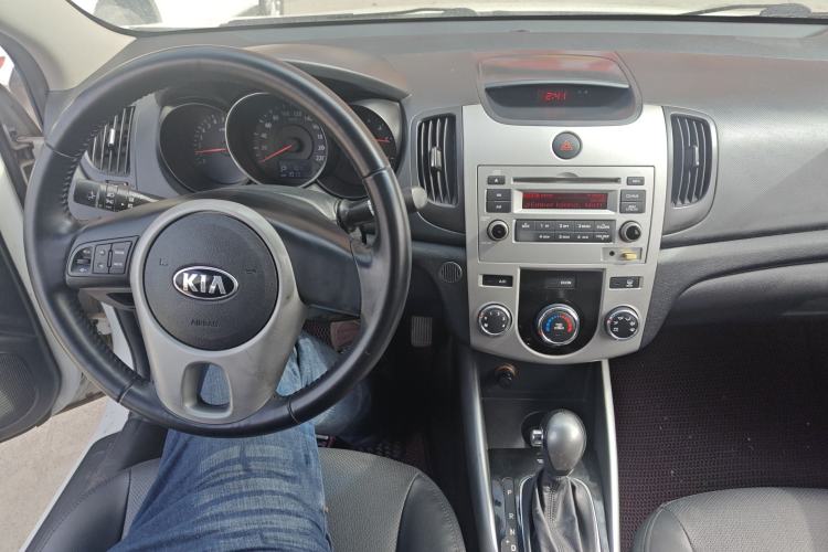 Used Kia Forte 2014 1.6L AT GLS Center Console