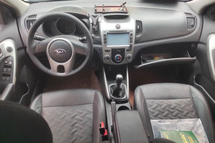 Used Kia Forte 2014 1.6L MT GL Center Console