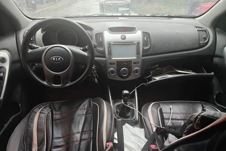 Used Kia Forte 2014 1.6L MT GL Center Console