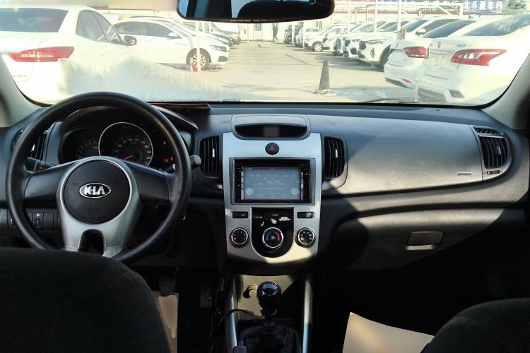 Used Kia Forte 2014 1.6L MT GL Center Console