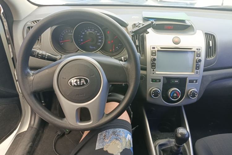 Used Kia Forte 2014 1.6L MT GL Center Console