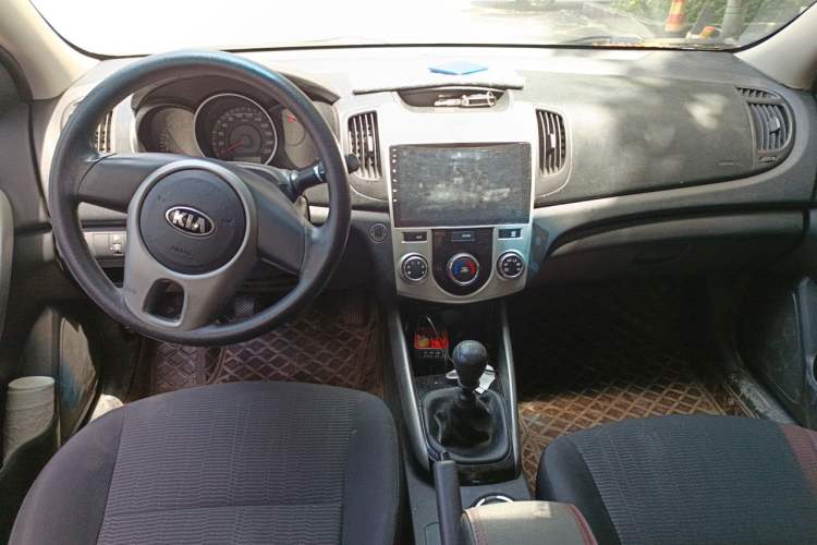 Used Kia Forte 2014 1.6L MT GL Center Console