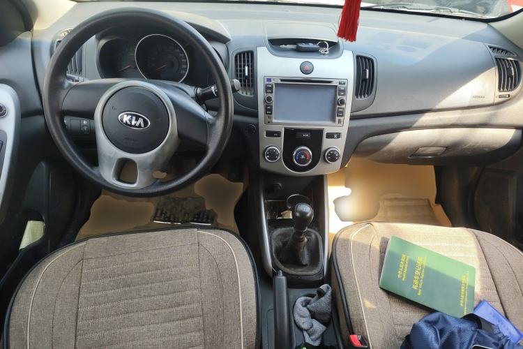 Used Kia Forte 2014 1.6L MT GL Center Console