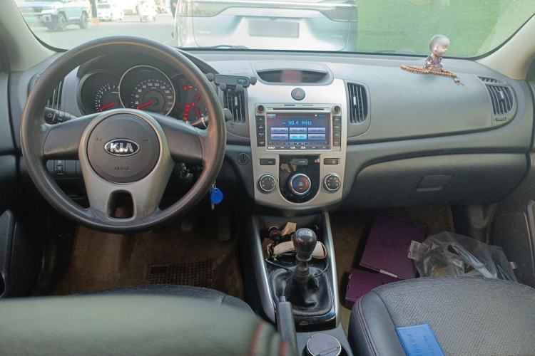 Used Kia Forte 2014 1.6L MT GL Center Console