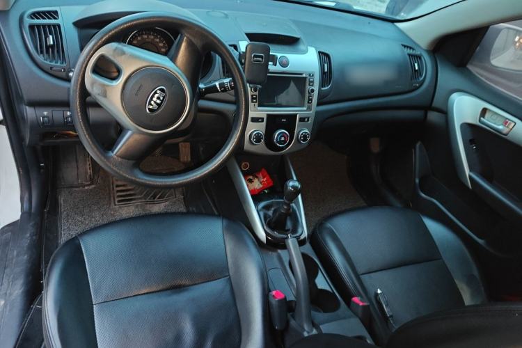 Used Kia Forte 2014 1.6L MT GL Center Console