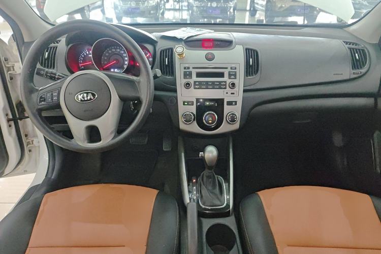 Used Kia Forte 2014 1.6L AT GL Center Console