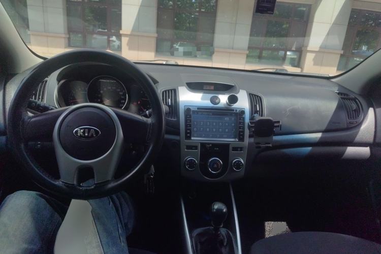 Used Kia Forte 2014 1.6L MT GL Center Console