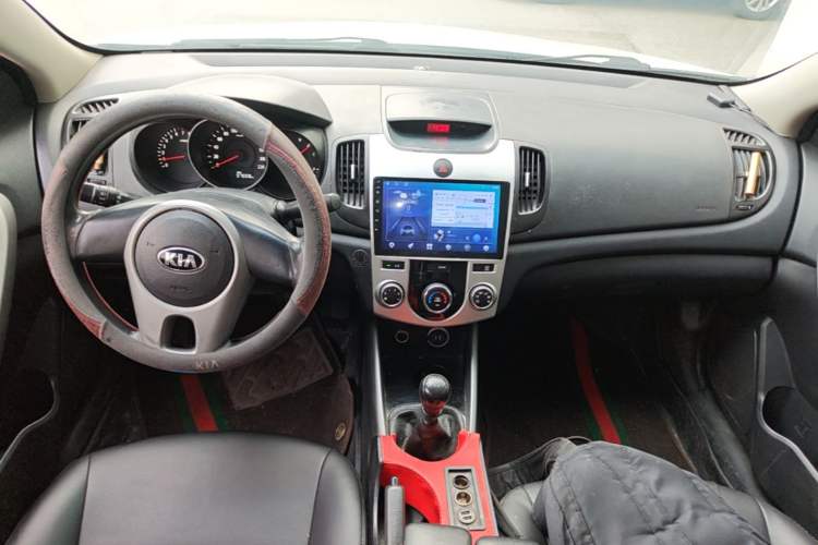 Used Kia Forte 2014 1.6L MT GL Center Console