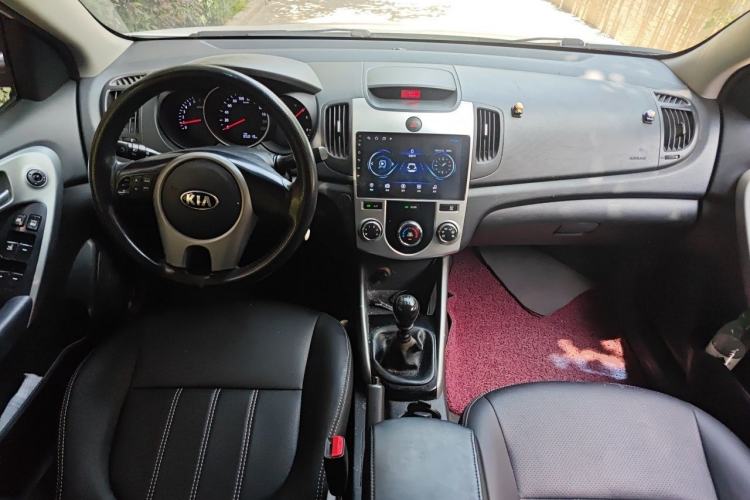 Used Kia Forte 2014 1.6L MT GL Center Console