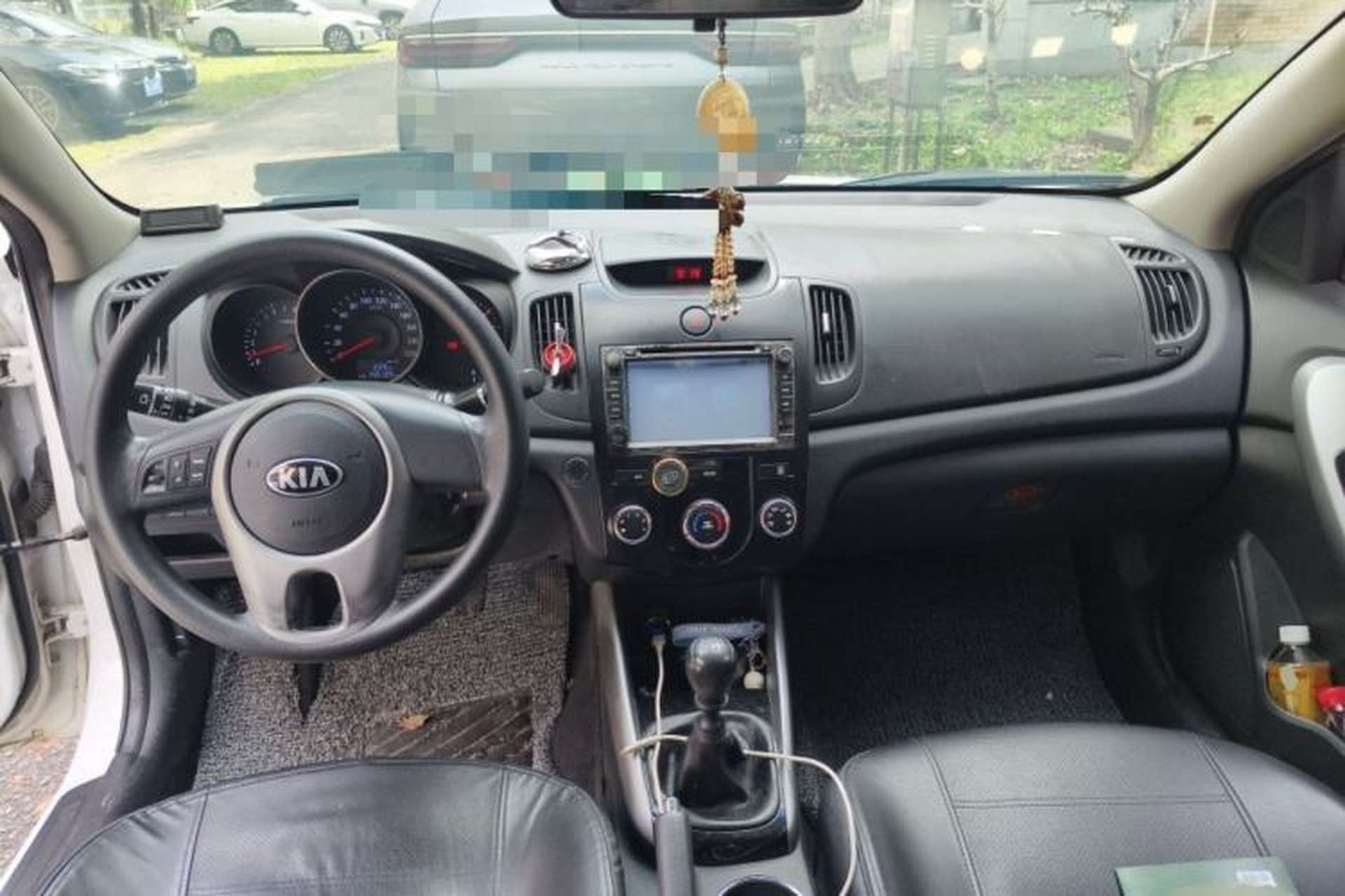Used Kia Forte 2014 1.6L MT GLS Center Console