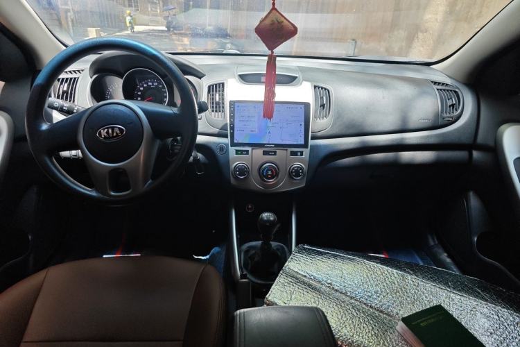 Used Kia Forte 2014 1.6L MT GL Center Console