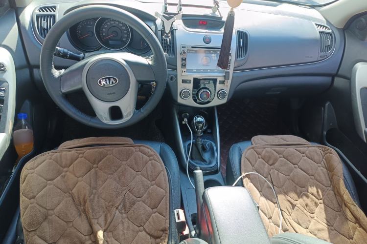 Used Kia Forte 2014 1.6L MT GL Center Console
