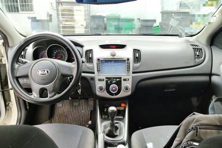 Used Kia Forte 2014 1.6L MT GL Center Console
