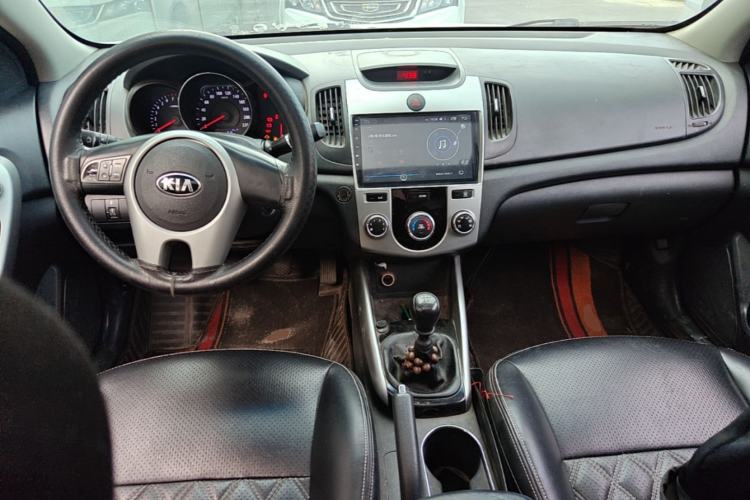 Used Kia Forte 2014 1.6L MT GLS Center Console