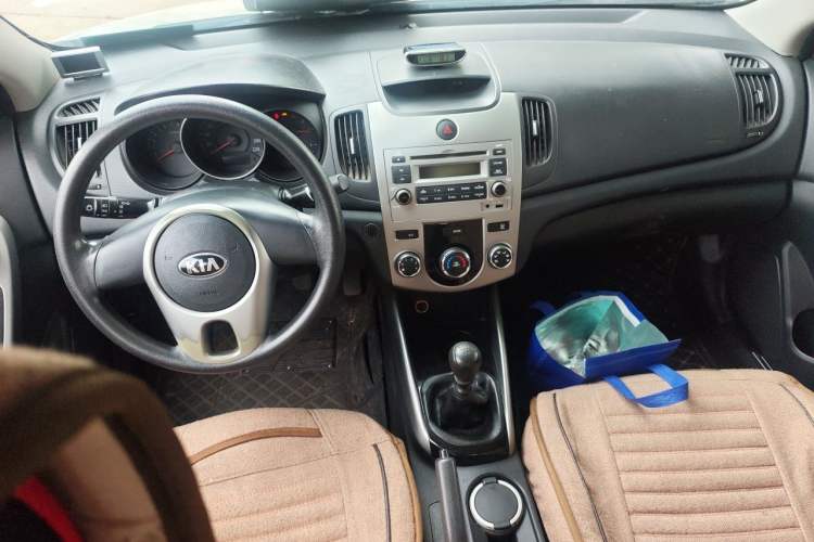 Used Kia Forte 2014 1.6L MT GL Center Console
