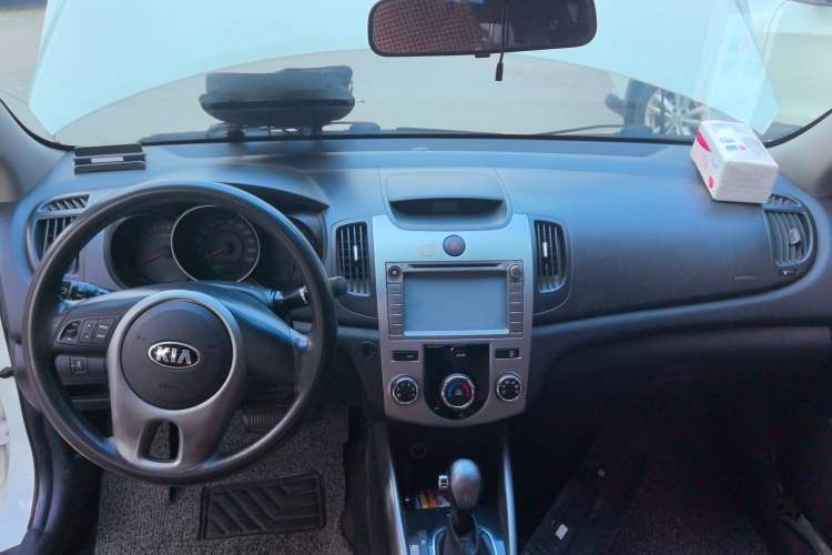 Used Kia Forte 2014 1.6L AT GL Center Console