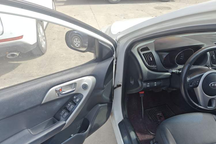 Used Kia Forte 2014 1.6L AT GLS Driver Seat