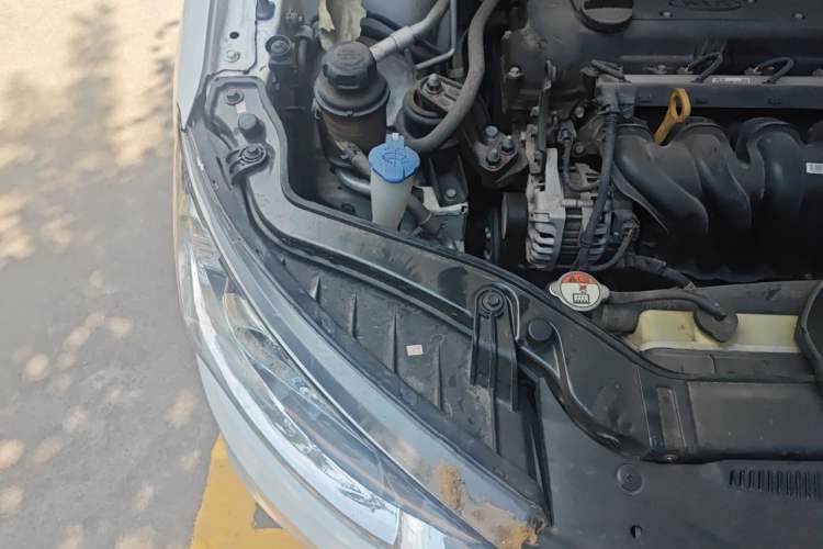 Used Kia Forte 2014 1.6L MT GL Engine Bay Right