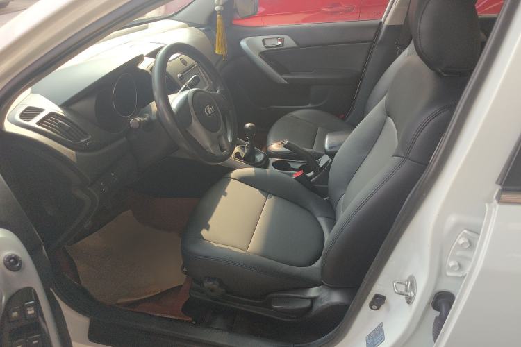 Used Kia Forte 2014 1.6L MT GLS Interior 4