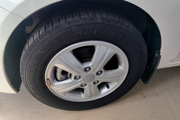 Used Kia Forte 2014 1.6L AT GL Left Front Wheel Hub