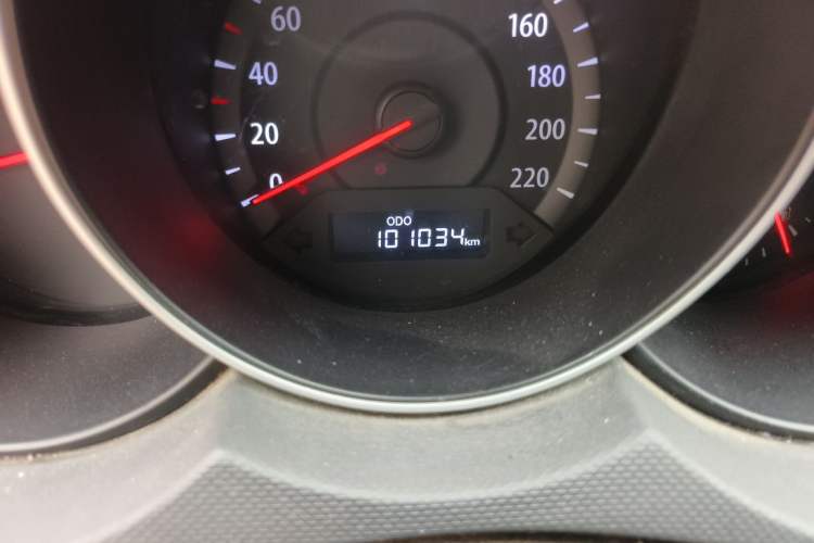 Used Kia Forte 2014 1.6L MT GL Odometer Close Up