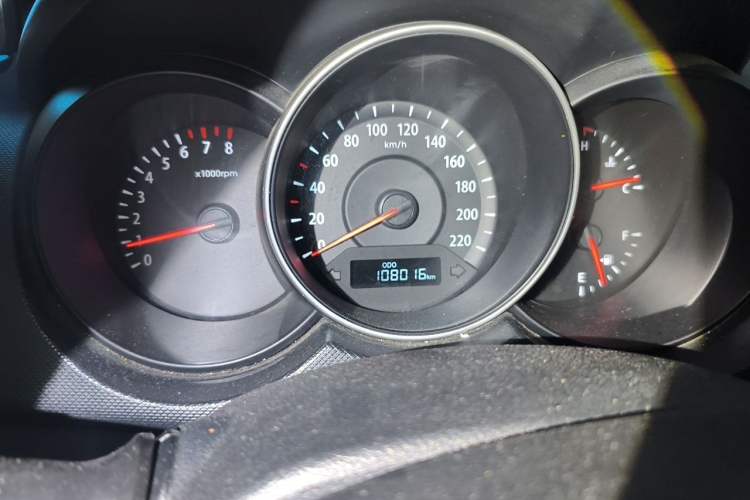 Used Kia Forte 2014 1.6L MT GL Odometer Close Up