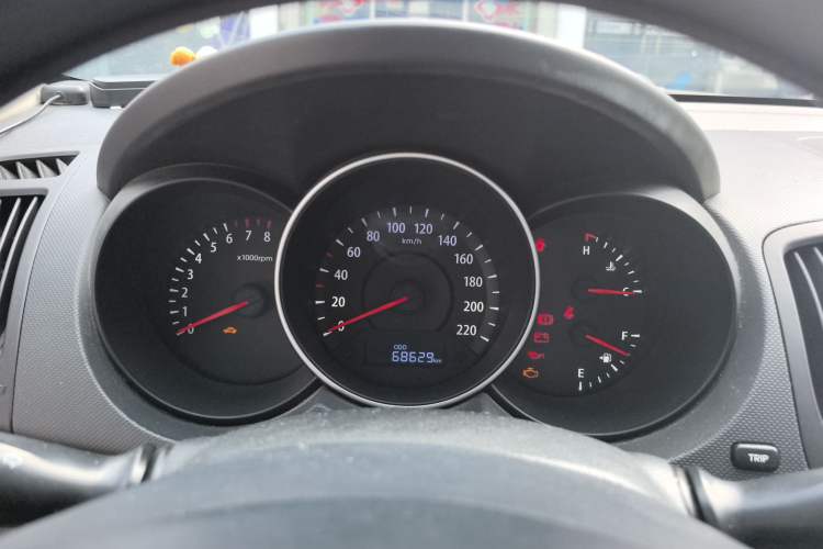Used Kia Forte 2014 1.6L MT GL Odometer Close Up