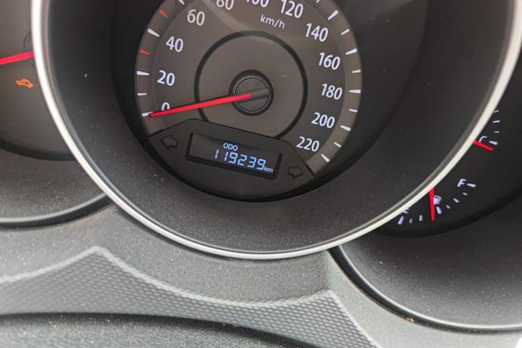 Used Kia Forte 2014 1.6L MT GL Odometer Close Up